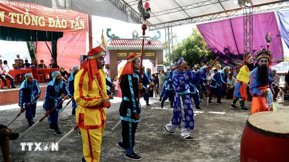 Nghi thức Hầu Thần của Đội Bả Trạo tại lễ hội. (Ảnh: Sỹ Thắng/TTXVN)