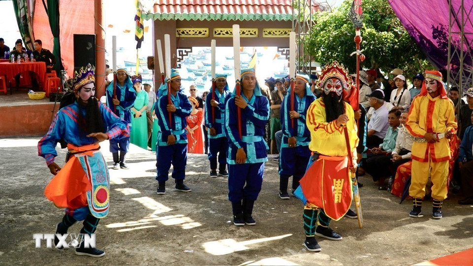 Lễ hội được tổ chức với các nghi lễ đặc sắc như Lễ Cung nghinh Thủy Lục, Lễ Tế thần, nghi thức Hầu Thần của Đội Bả Trạo, Lễ Khởi ca... (Ảnh: Sỹ Thắng/TTXVN)