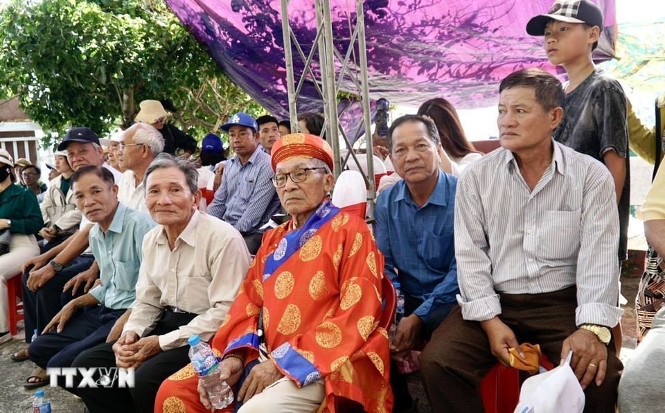 Đông đảo người dân tham dự các nghi thức cúng ở lăng Ông Nam Hải. (Ảnh: Sỹ Thắng/TTXVN)