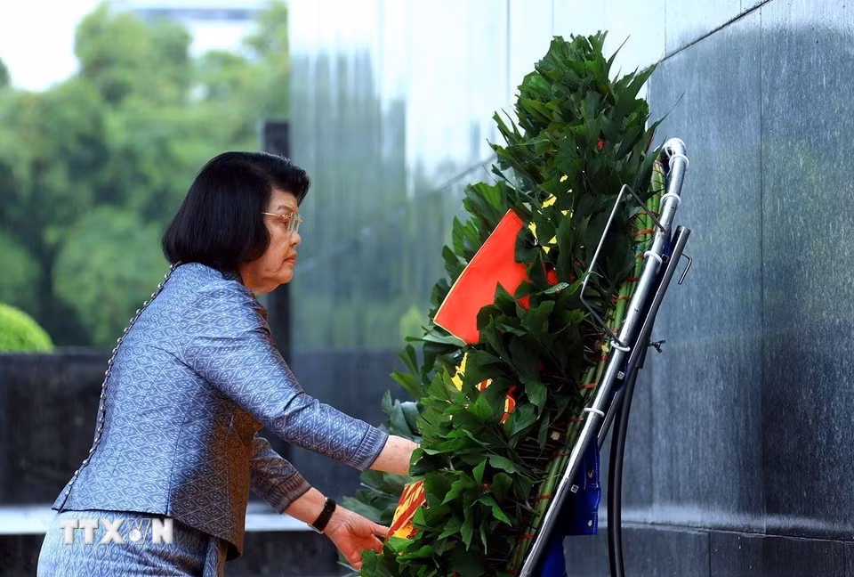 Chủ tịch Quốc hội Campuchia Samdech Khuon Sudary đến đặt vòng hoa, vào Lăng viếng Chủ tịch Hồ Chí Minh. (Ảnh: Tuấn Anh/TTXVN)