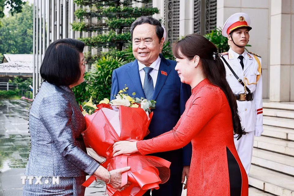 Chủ tịch Quốc hội Trần Thanh Mẫn đón Chủ tịch Quốc hội Campuchia Samdech Khuon Sudary thăm chính thức Việt Nam. (Ảnh: Doãn Tấn/TTXVN)