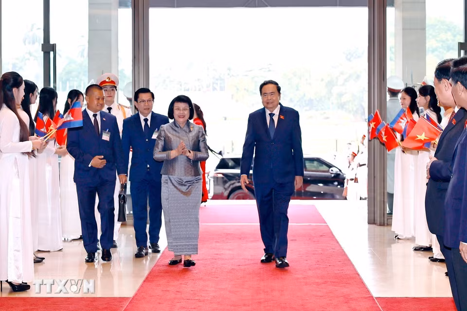 Chủ tịch Quốc hội Trần Thanh Mẫn đón Chủ tịch Quốc hội Campuchia Samdech Khuon Sudary thăm chính thức Việt Nam. (Ảnh: Doãn Tấn/TTXVN)
