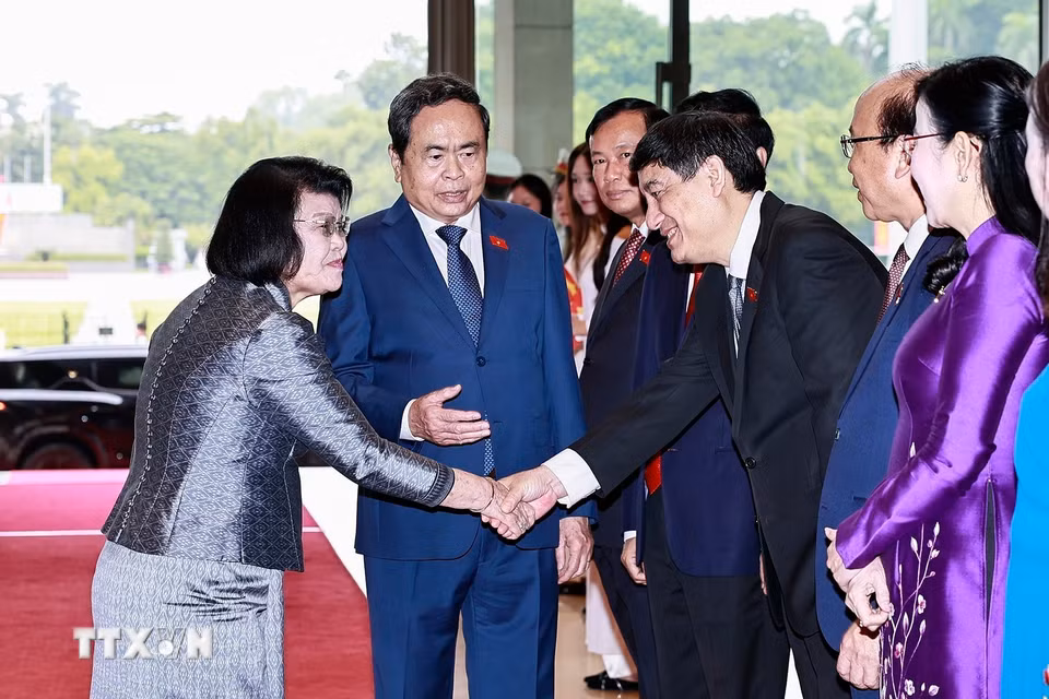 Chủ tịch Quốc hội Campuchia Samdech Khuon Sudary với thành viên đoàn Việt Nam. (Ảnh: Doãn Tấn/TTXVN)