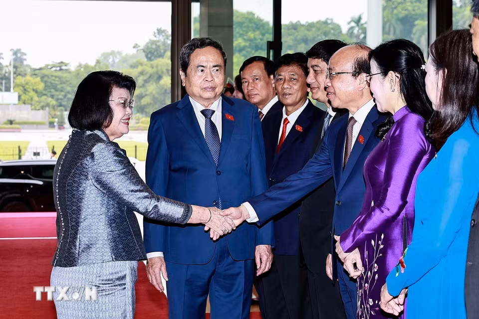 Chủ tịch Quốc hội Campuchia Samdech Khuon Sudary với thành viên đoàn Việt Nam. (Ảnh: Doãn Tấn/TTXVN)