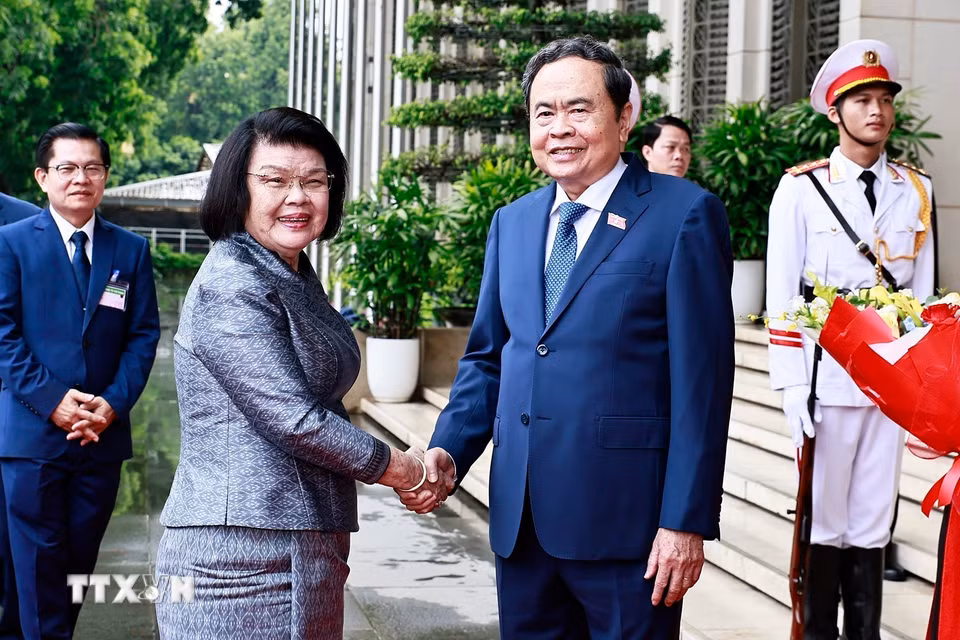 Chủ tịch Quốc hội Trần Thanh Mẫn đón Chủ tịch Quốc hội Campuchia Samdech Khuon Sudary thăm chính thức Việt Nam. (Ảnh: Doãn Tấn/TTXVN)