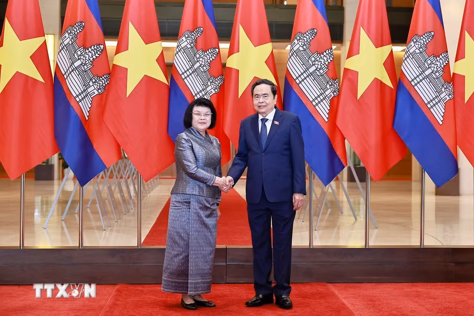 Chủ tịch Quốc hội Trần Thanh Mẫn đón Chủ tịch Quốc hội Campuchia Samdech Khuon Sudary thăm chính thức Việt Nam. (Ảnh: Doãn Tấn/TTXVN)