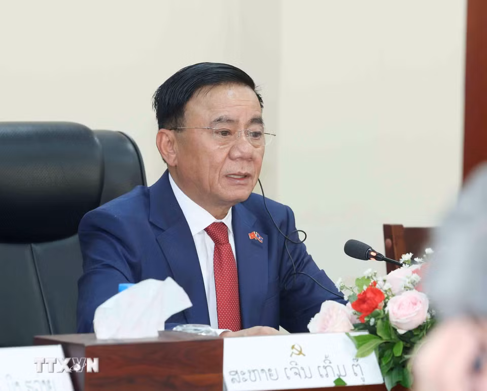 Thường trực Ban Bí thư Trần Cẩm Tú phát biểu tại cuộc hội đàm với Thường trực Ban Bí thư Trung ương Đảng Nhân dân Cách mạng Lào Vilay Lakhamphong. (Ảnh: Phương Hoa/TTXVN)