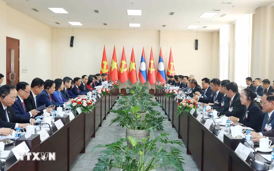 Thường trực Ban Bí thư Trần Cẩm Tú hội đàm với Thường trực Ban Bí thư Trung ương Đảng Nhân dân Cách mạng Lào Vilay Lakhamphong. (Ảnh: Phương Hoa/TTXVN)