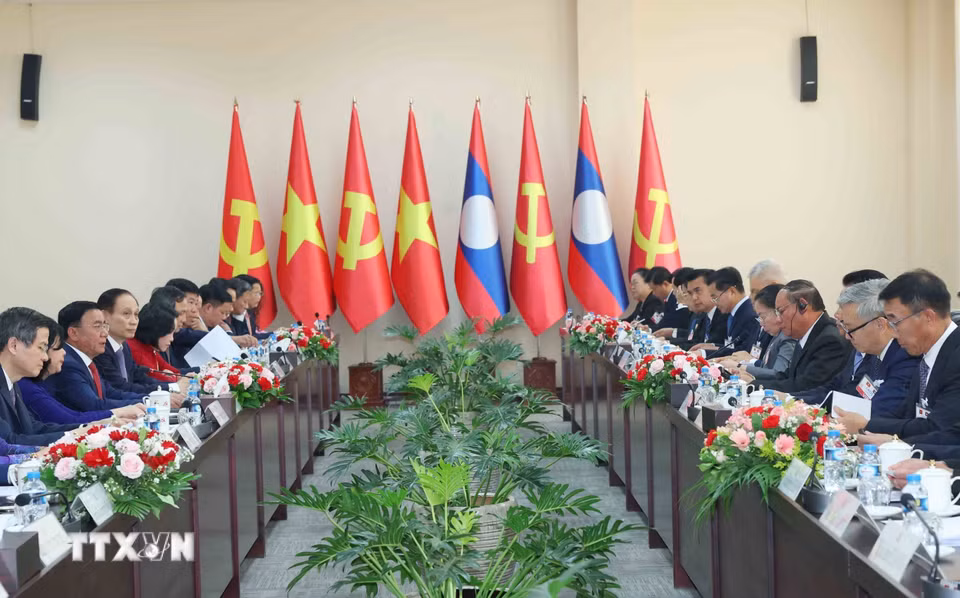 Thường trực Ban Bí thư Trần Cẩm Tú hội đàm với Thường trực Ban Bí thư Trung ương Đảng Nhân dân Cách mạng Lào Vilay Lakhamphong. (Ảnh: Phương Hoa/TTXVN)