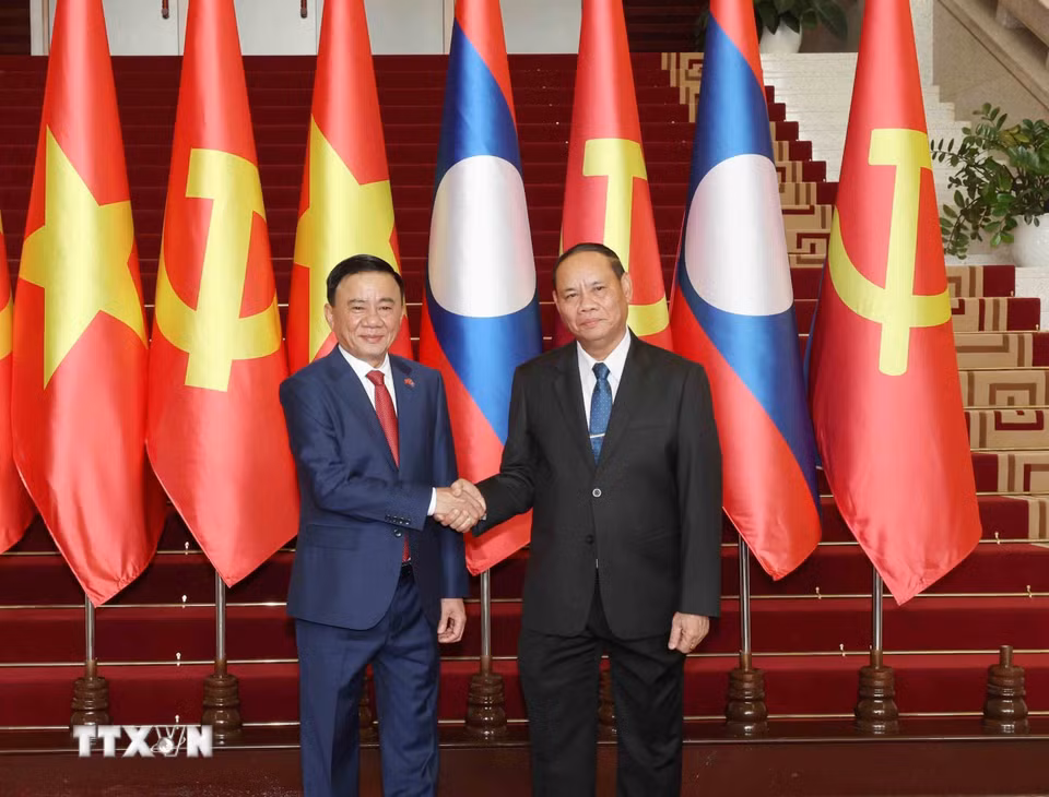 Thường trực Ban Bí thư Trung ương Đảng Nhân dân Cách mạng Lào Vilay Lakhamphong và Thường trực Ban Bí thư Trần Cẩm Tú chụp ảnh chung tại Lễ đón. (Ảnh: Phương Hoa/TTXVN)