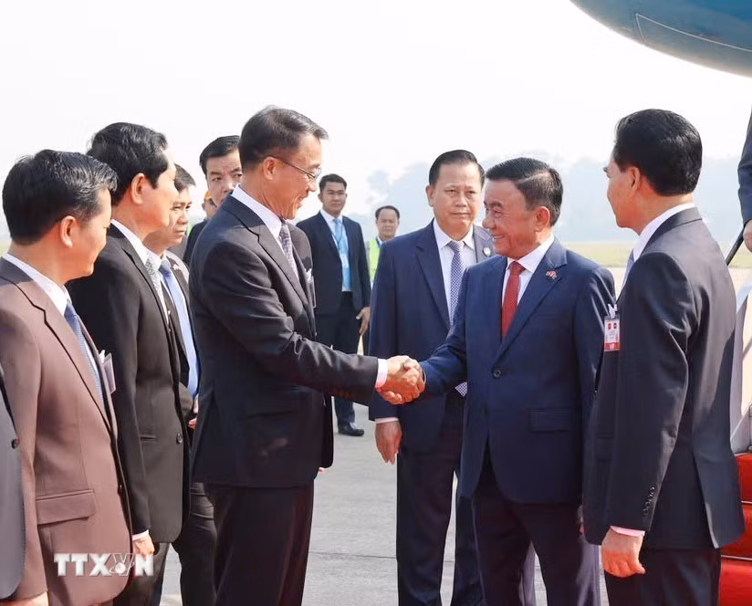Lễ đón Thường trực Ban Bí thư Trần Cẩm Tú và Đoàn đại biểu cấp cao Việt Nam tại sân bay quốc tế Wattay, thủ đô Vientiane. (Ảnh: Phương Hoa/TTXVN)