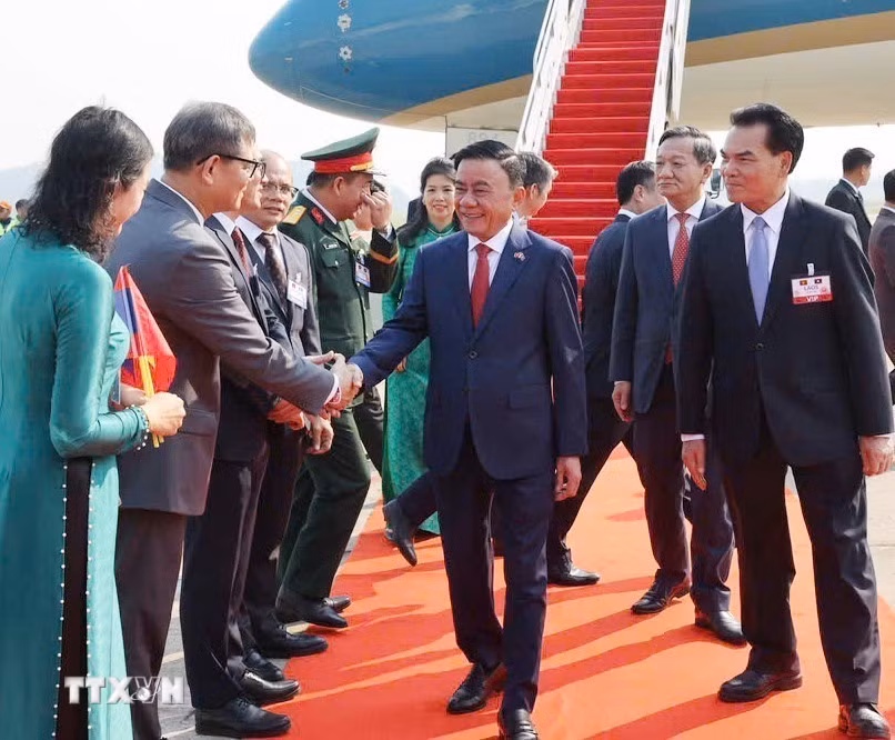 Lễ đón Thường trực Ban Bí thư Trần Cẩm Tú và Đoàn đại biểu cấp cao Việt Nam tại sân bay quốc tế Wattay, thủ đô Vientiane. (Ảnh: Phương Hoa/TTXVN)