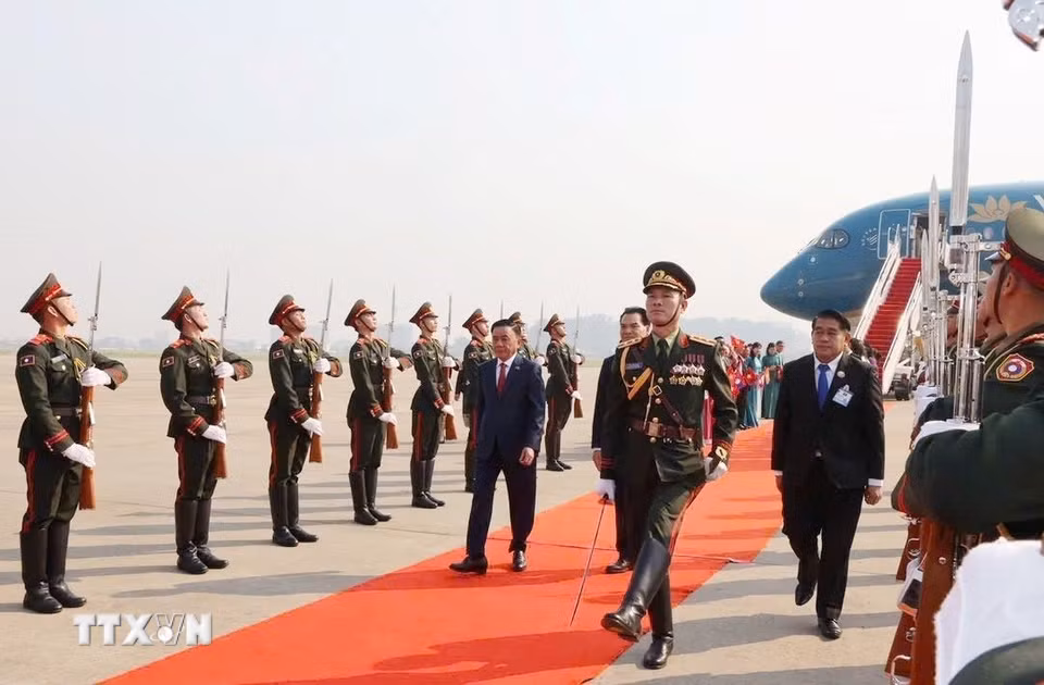 Lễ đón Thường trực Ban Bí thư Trần Cẩm Tú và Đoàn đại biểu cấp cao Việt Nam tại sân bay quốc tế Wattay, thủ đô Vientiane. (Ảnh: Phương Hoa/TTXVN)