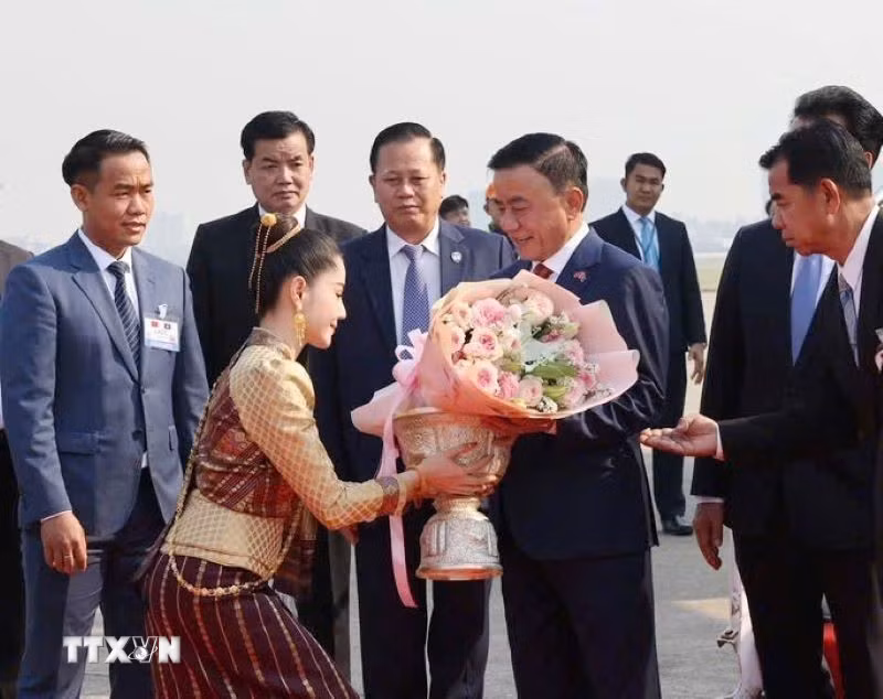 Lễ đón Thường trực Ban Bí thư Trần Cẩm Tú và Đoàn đại biểu cấp cao Việt Nam tại sân bay quốc tế Wattay, thủ đô Vientiane. (Ảnh: Phương Hoa/TTXVN)