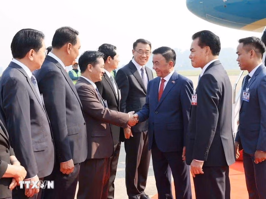 Lễ đón Thường trực Ban Bí thư Trần Cẩm Tú và Đoàn đại biểu cấp cao Việt Nam tại sân bay quốc tế Wattay, thủ đô Vientiane. (Ảnh: Phương Hoa/TTXVN)
