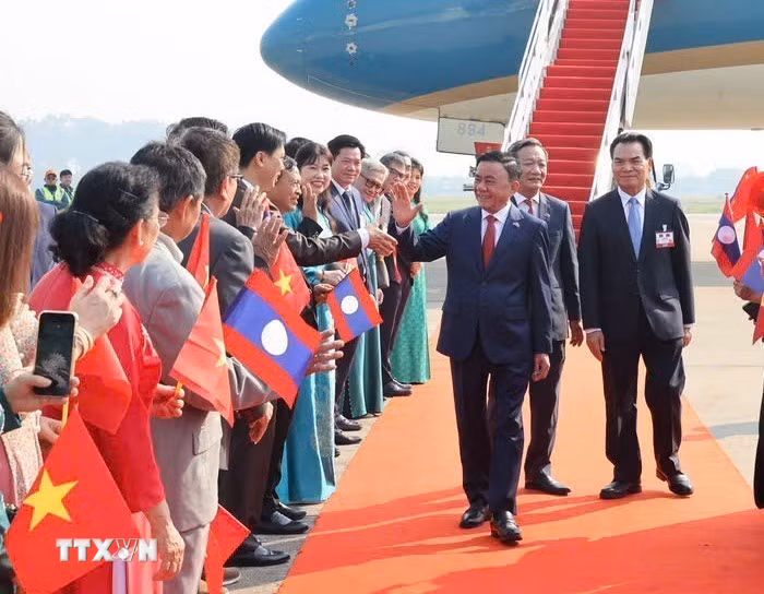 Lễ đón Thường trực Ban Bí thư Trần Cẩm Tú và Đoàn đại biểu cấp cao Việt Nam tại sân bay quốc tế Wattay, thủ đô Vientiane. (Ảnh: Phương Hoa/TTXVN)
