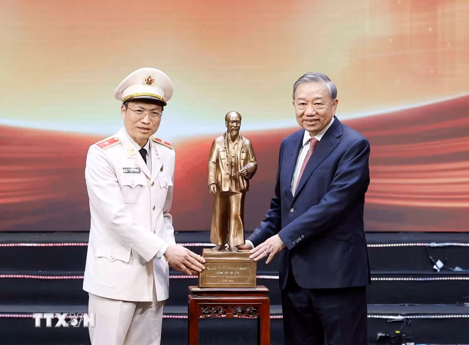 Tổng Bí thư, Chủ tịch nước Tô Lâm trao bức Chủ tịch Hồ Chí Minh tặng Văn phòng Bộ Công an. (Ảnh: Thống Nhất/TTXVN)