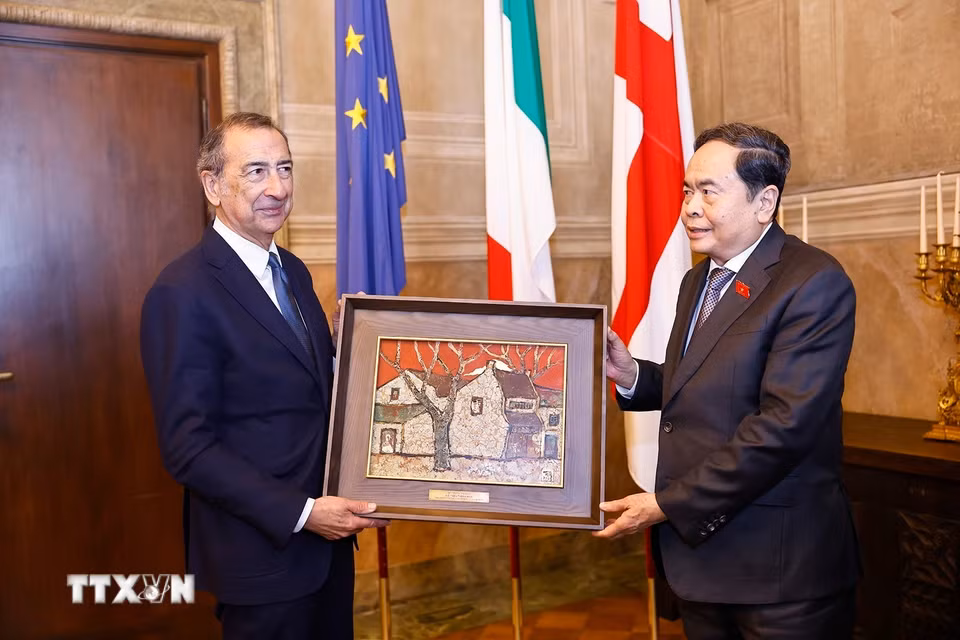 Chủ tịch Bet88app còn khuyến mãi Trần Thanh Mẫn tặng quà lưu niệm Thị trưởng thành phố Milan Giuseppe Sala. (Ảnh: Doãn Tấn/TTXVN)