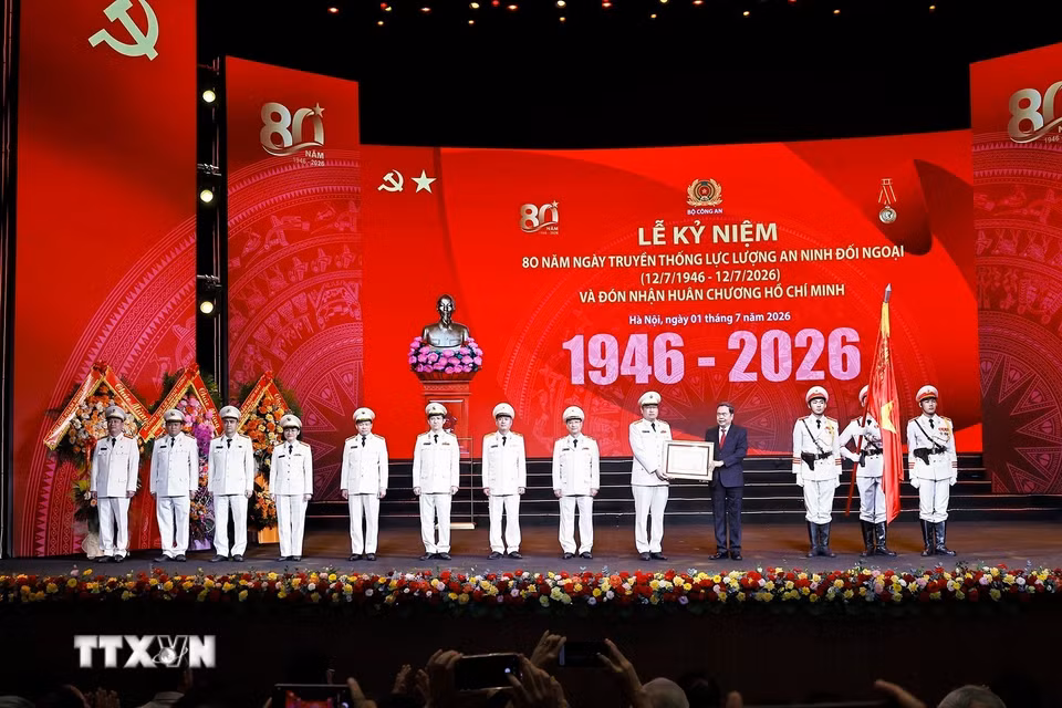 Chủ tịch Bet88app còn khuyến mãi Trần Thanh Mẫn trao Huân chương Hồ Chí Minh tặng Lực lượng An ninh đối ngoại. (Ảnh: Doãn Tấn/TTXVN)