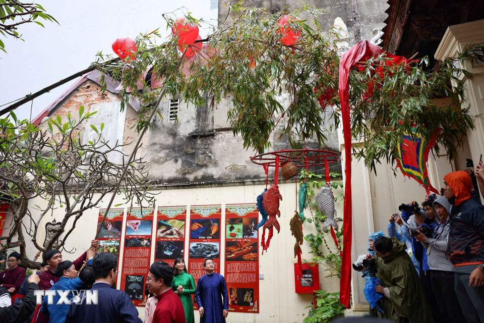 Cây nêu được dựng lên mang ý nghĩa chào đón một năm mới tràn đầy may mắn, tài lộc và bình an. (Ảnh: Thanh Tùng/TTXVN)