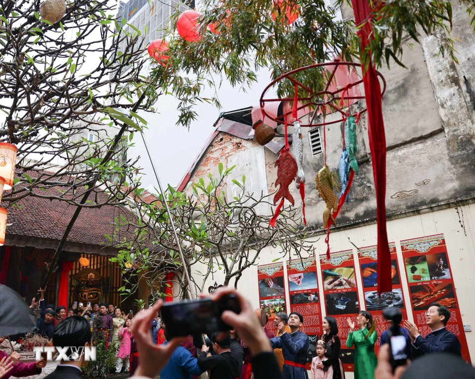 Lễ dựng cây nêu thu hút đông đảo du khách và giới trẻ tham dự, lưu giữ hình ảnh đậm nét văn hóa Việt Nam trong mỗi mùa Tết đến Xuân về. (Ảnh: Thanh Tùng/TTXVN)