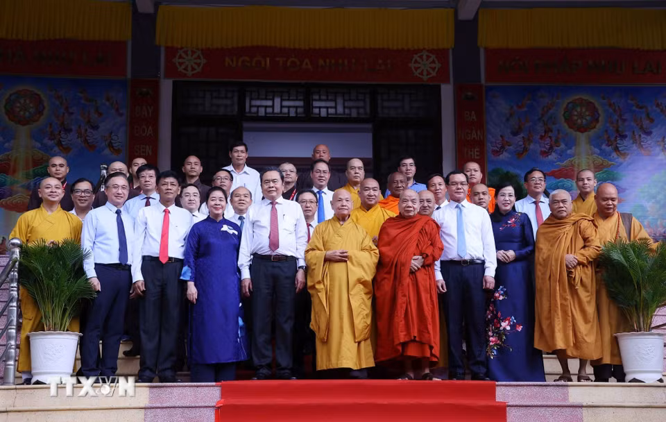 Chủ tịch Quốc hội Trần Thanh Mẫn thay mặt lãnh đạo Đảng, Nhà nước, Mặt trận Tổ quốc Việt Nam và Hòa thượng Thích Thiện Nhơn, Phó Pháp chủ Hội đồng chứng minh, Chủ tịch Hội đồng trị sự Trung ương Giáo hội Phật giáo Việt Nam với các đại biểu. (Ảnh: Văn Điệp/TTXVN)