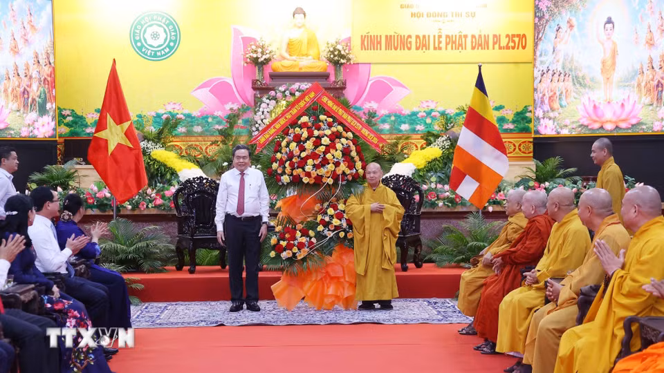 Chủ tịch Quốc hội Trần Thanh Mẫn thay mặt lãnh đạo Đảng, Nhà nước, Mặt trận Tổ quốc Việt Nam tặng hoa, chúc mừng Hòa thượng Thích Thiện Nhơn, Phó Pháp chủ Hội đồng chứng minh, Chủ tịch Hội đồng trị sự Trung ương Giáo hội Phật giáo Việt Nam. (Ảnh: Văn Điệp/TTXVN)
