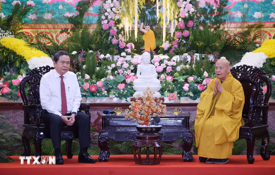 Chủ tịch Quốc hội Trần Thanh Mẫn thăm, chúc mừng Hòa thượng Thích Thiện Nhơn, Phó Pháp chủ Hội đồng chứng minh, Chủ tịch Hội đồng trị sự Trung ương Giáo hội Phật giáo Việt Nam. (Ảnh: Văn Điệp/TTXVN)