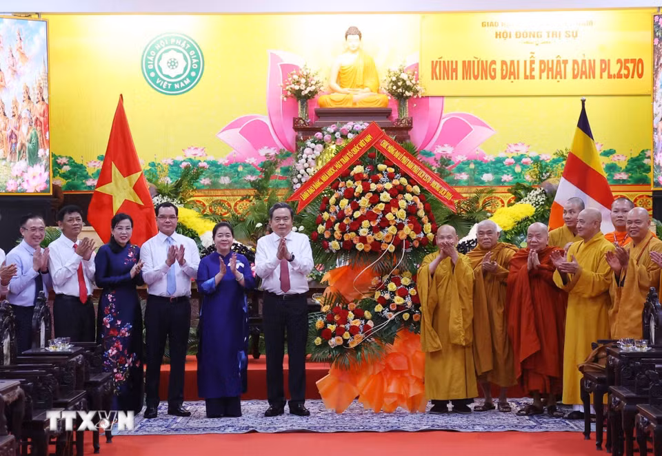 Chủ tịch Quốc hội Trần Thanh Mẫn thay mặt lãnh đạo Đảng, Nhà nước, Mặt trận Tổ quốc Việt Nam và Hòa thượng Thích Thiện Nhơn, Phó Pháp chủ Hội đồng chứng minh, Chủ tịch Hội đồng trị sự Trung ương Giáo hội Phật giáo Việt Nam với các đại biểu. (Ảnh: Văn Điệp/TTXVN)