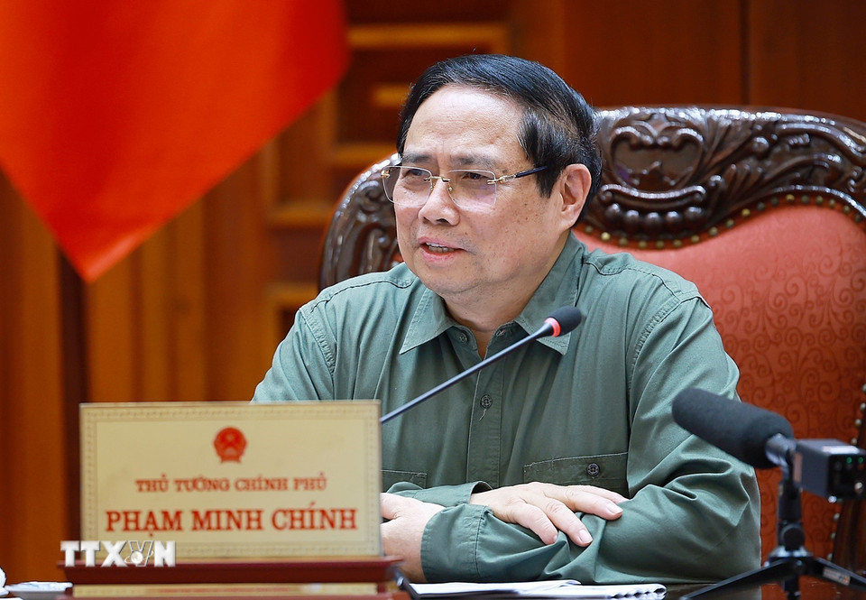 Thủ tướng Phạm Minh Chính chủ trì họp về công tác khắc phục hư hỏng công trình cầu sông Lô thuộc địa bàn xã Đoan Hùng, tỉnh Phú Thọ. (Ảnh: Dương Giang/TTXVN)