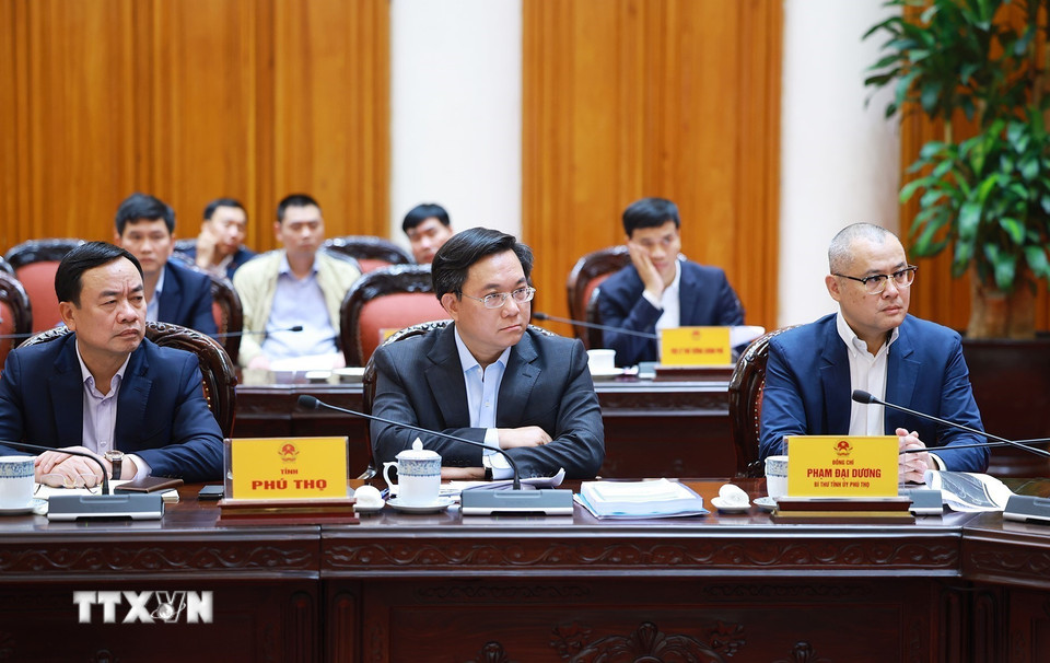 Lãnh đạo tỉnh Phú Thọ tham dự cuộc họp về công tác khắc phục hư hỏng công trình cầu sông Lô. (Ảnh: Dương Giang/TTXVN)