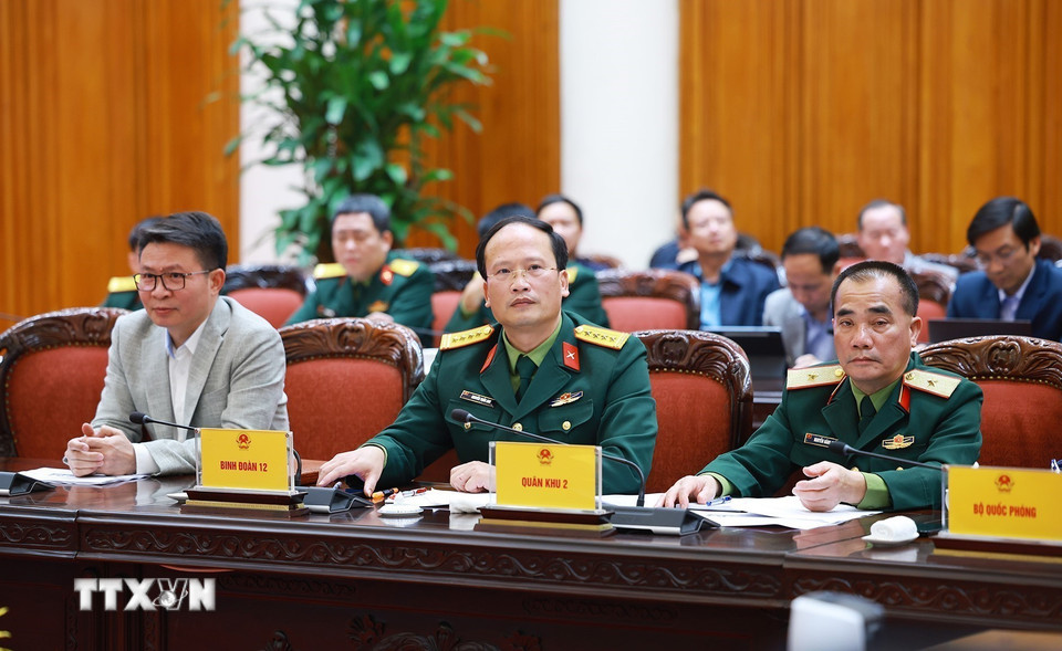 Thủ tướng Phạm Minh Chính chủ trì họp về công tác khắc phục hư hỏng công trình cầu sông Lô. (Ảnh: Dương Giang/TTXVN)