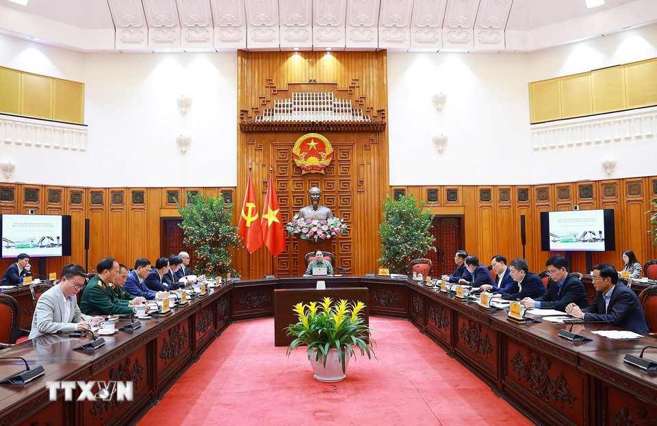 Thủ tướng Phạm Minh Chính chủ trì họp về công tác khắc phục hư hỏng công trình cầu sông Lô thuộc địa bàn xã Đoan Hùng, tỉnh Phú Thọ. (Ảnh: Dương Giang/TTXVN)