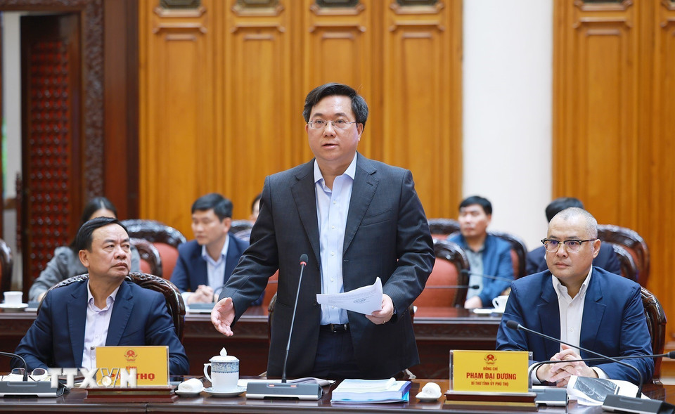 Chủ tịch UBND tỉnh Phú Thọ Trần Duy Đông báo cáo tình hình triển khai khắc phục hư hỏng công trình cầu sông Lô. (Ảnh: Dương Giang/TTXVN)