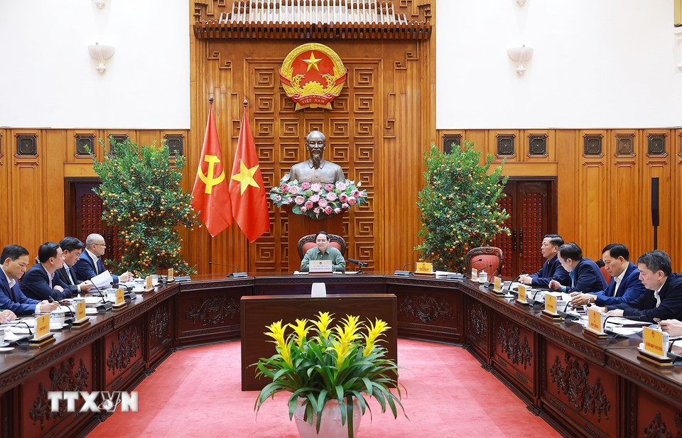 Thủ tướng Phạm Minh Chính chủ trì họp về công tác khắc phục hư hỏng công trình cầu sông Lô thuộc địa bàn xã Đoan Hùng, tỉnh Phú Thọ. (Ảnh: Dương Giang/TTXVN)