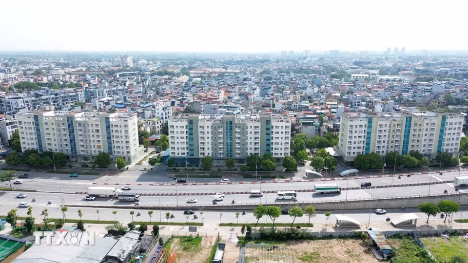 Sở Xây dựng Hà Nội đề xuất điều chuyển hơn 140 căn hộ trống tại các tòa NO15A, NO15C, NO16A và NO16B cho UBND phường Hồng Hà quản lý. Số căn hộ này dự kiến được bố trí cho các hộ dân thuộc diện bị giải tỏa phục vụ cho dự án đầu tư xây dựng cầu Tứ Liên và cầu Trần Hưng Đạo bắc qua sông Hồng. (Ảnh: Quốc Khánh/TTXVN)