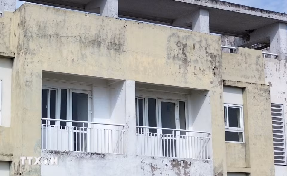 Qua thời gian, hệ thống sơn bề ngoài các tòa nhà có dấu hiệu bong tróc, cần được sơn lại khi đưa vào sử dụng. (Ảnh: Quốc Khánh/TTXVN)
