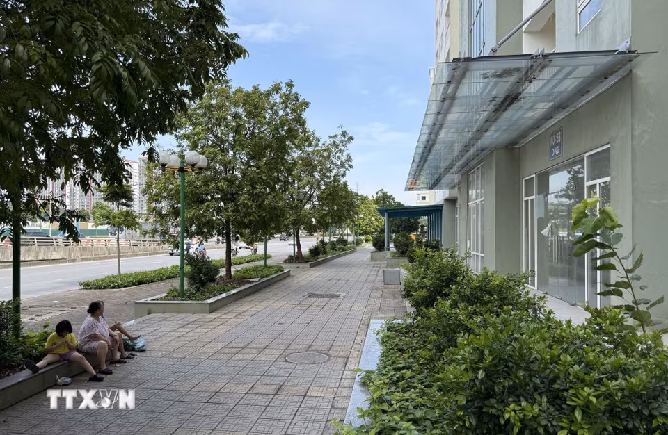 Số căn hộ này dự kiến được bố trí cho các hộ dân thuộc diện bị giải tỏa phục vụ cho dự án đầu tư xây dựng cầu Tứ Liên và cầu Trần Hưng Đạo bắc qua sông Hồng. (Ảnh: Quốc Khánh/TTXVN)