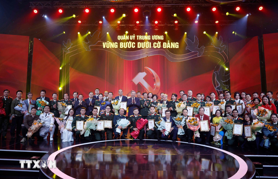 Tổng Bí thư Tô Lâm, Bí thư Quân ủy Trung ương và Đại tướng Phan Văn Giang, Ủy viên Bộ Chính trị, Phó Bí thư Quân ủy Trung ương, Bộ trưởng Bộ Quốc phòng với các tác giả, nhóm tác giả đạt giải. (Ảnh: Thống Nhất/TTXVN)