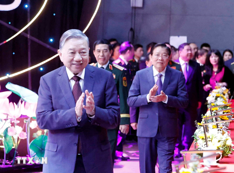Tổng Bí thư Tô Lâm, Bí thư Quân ủy Trung ương cùng các đồng chí lãnh đạo và các đại biểu tham dự lễ tổng kết. (Ảnh: Thống Nhất/TTXVN)