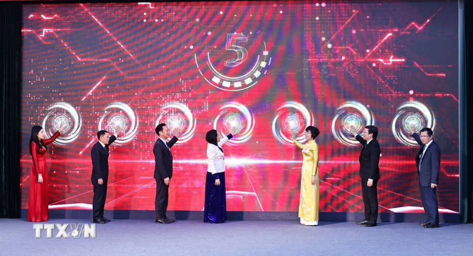 Phó Chủ tịch Quốc hội Nguyễn Thị Thanh và Tổng Giám đốc TTXVN Vũ Việt Trang cùng các đại biểu thực hiện nghi thức khai trương chuyên trang. (Ảnh: Minh Đức/TTXVN)