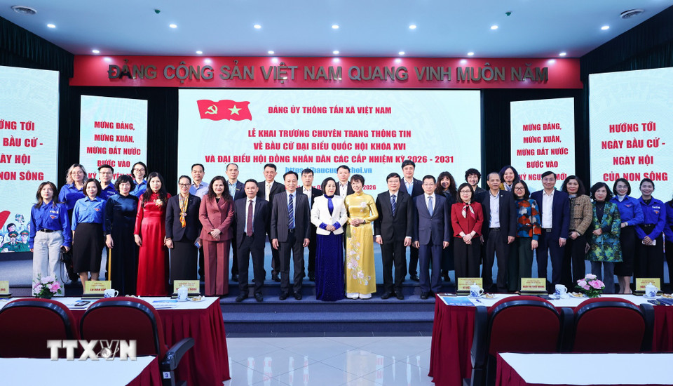 Phó Chủ tịch Quốc hội Nguyễn Thị Thanh và các đồng chí lãnh đạo TTXVN chụp ảnh lưu niệm với các đại biểu tham dự buổi lễ. (Ảnh: Minh Đức/TTXVN)