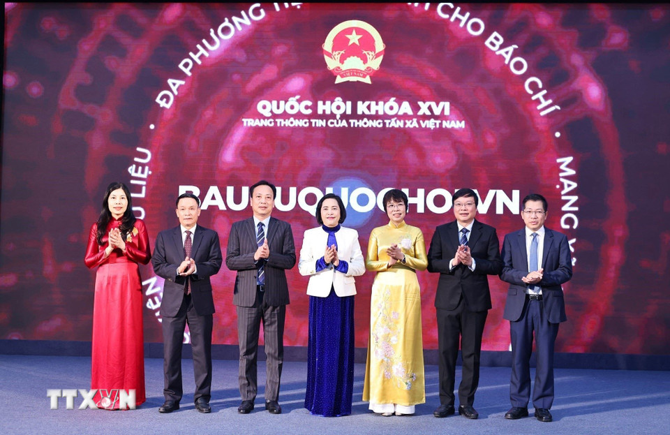 Phó Chủ tịch Quốc hội Nguyễn Thị Thanh và Tổng Giám đốc Vũ Việt Trang TTXVN cùng các đại biểu chụp ảnh chung tại buổi lễ. (Ảnh: Minh Đức/TTXVN)