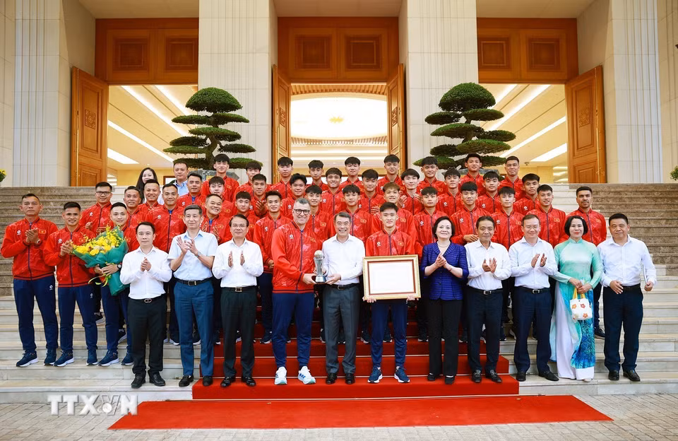 Thủ tướng Lê Minh Hưng với Ban huấn luyện và các cầu thủ đội tuyển bóng đá nam U17 Quốc gia Việt Nam. (Ảnh: Dương Giang/TTXVN)