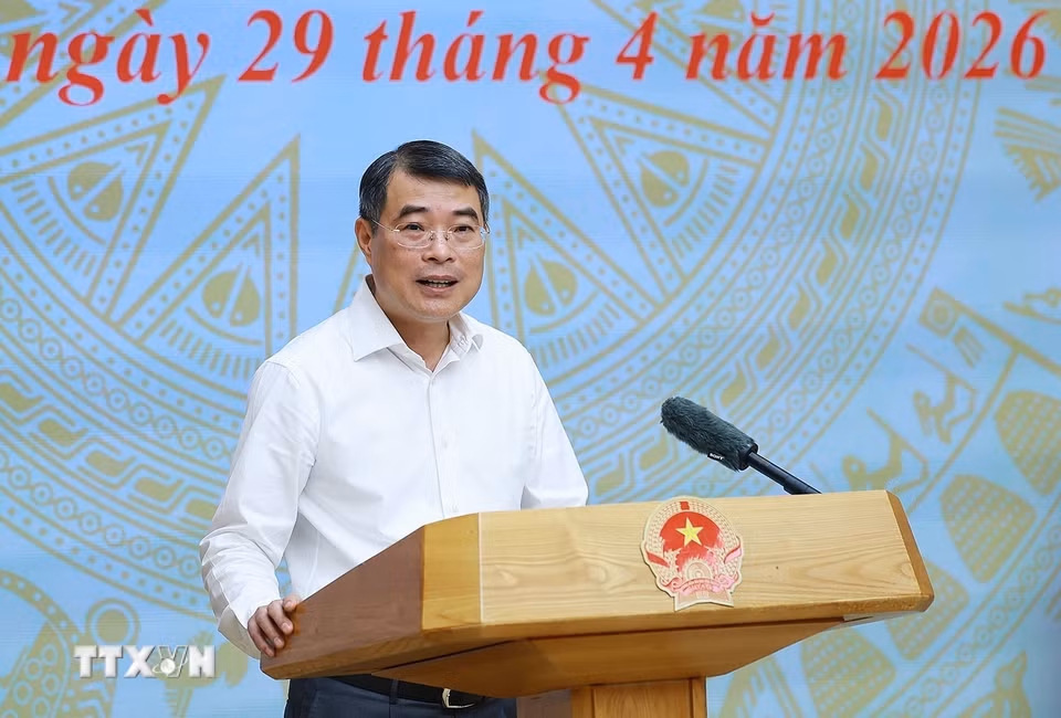 Thủ tướng Lê Minh Hưng biểu dương đội tuyển bóng đá nam U17. (Ảnh: Dương Giang/TTXVN)