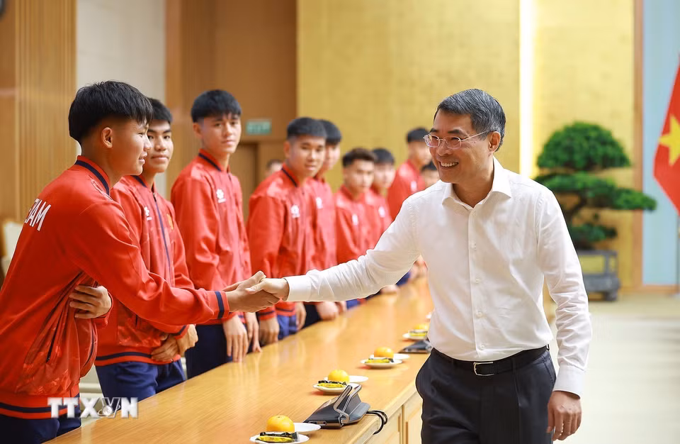 Thủ tướng Lê Minh Hưng gặp các cầu thủ đội tuyển bóng đá nam U17. (Ảnh: Dương Giang/TTXVN)