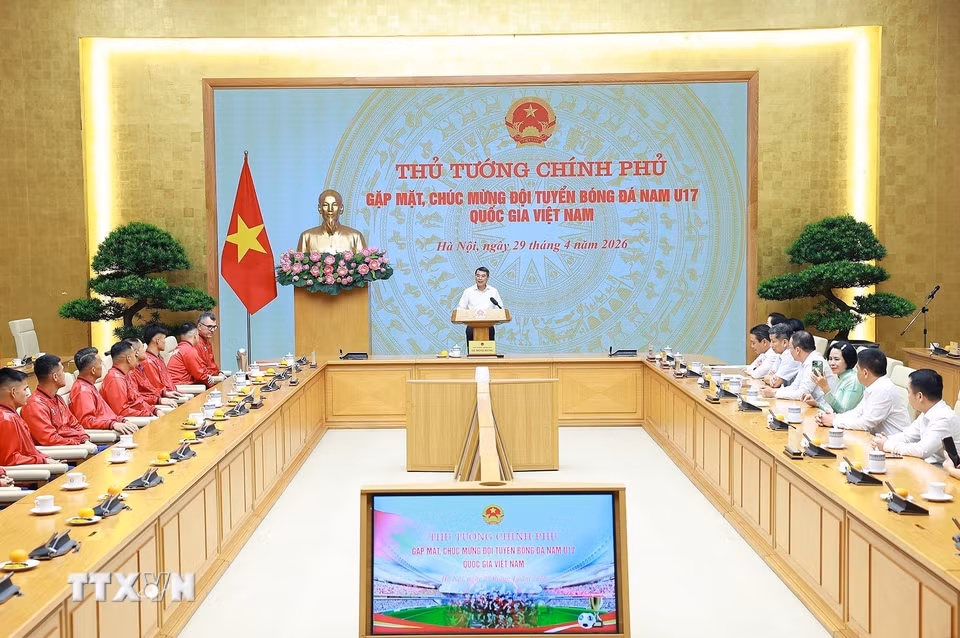 Thủ tướng Lê Minh Hưng gặp mặt, biểu dương Ban huấn luyện và các cầu thủ đội tuyển bóng đá nam U17. (Ảnh: Dương Giang/TTXVN)