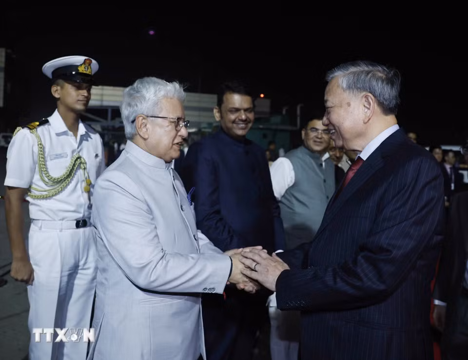 Các quan chức thành phố Mumbai tiễn Tổng Bí thư, Chủ tịch nước Tô Lâm tại sân bay quốc tế Chhatrapati Shivaji Maharaj. (Ảnh: Thống Nhất/TTXVN)