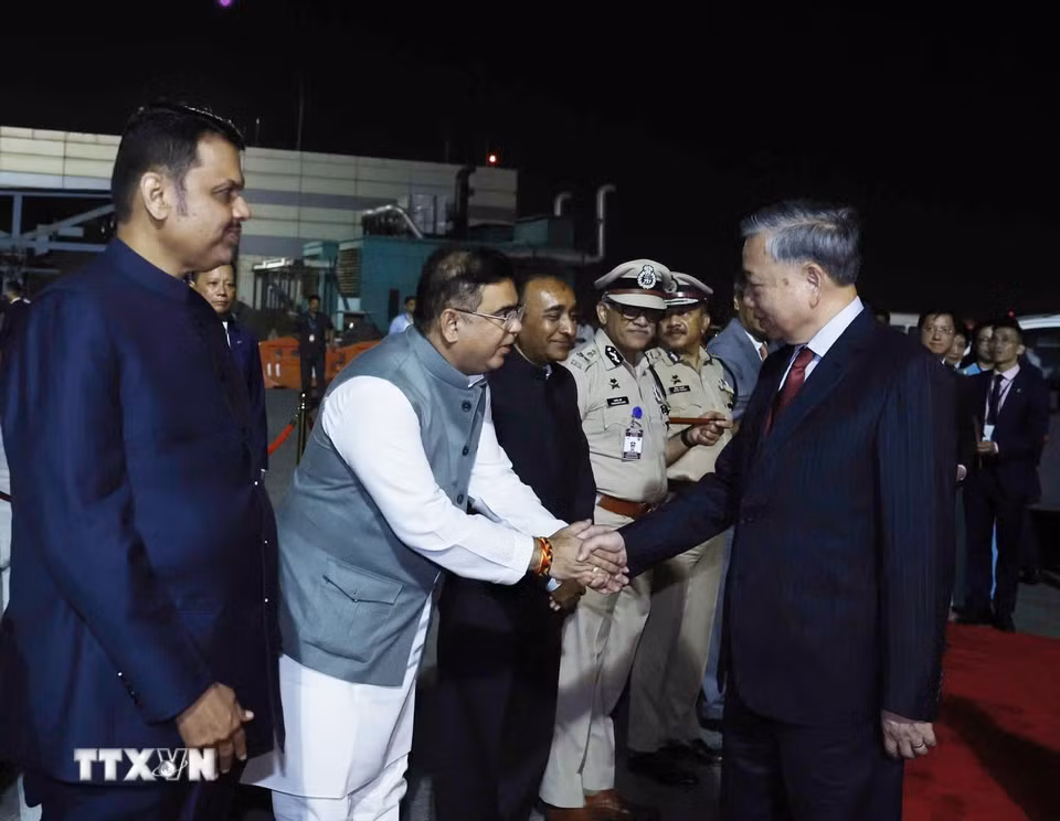 Các quan chức thành phố Mumbai tiễn Tổng Bí thư, Chủ tịch nước Tô Lâm tại sân bay quốc tế Chhatrapati Shivaji Maharaj. (Ảnh: Thống Nhất/TTXVN)