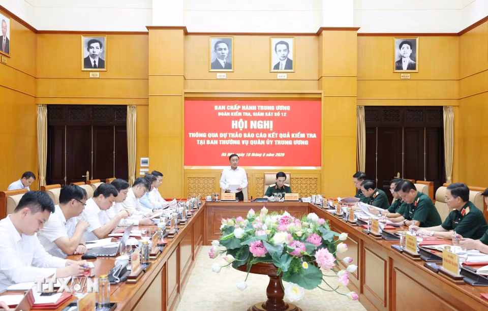 Hội nghị thông qua dự thảo báo cáo kết quả kiểm tra (Đợt 2) với Ban Thường vụ Quân ủy Trung ương. (Ảnh: Phương Hoa/TTXVN)